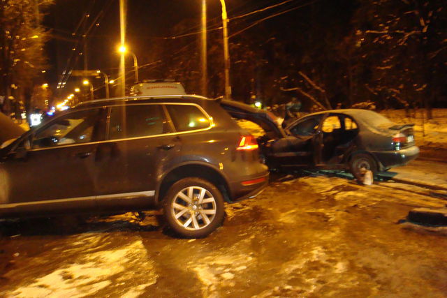 Водитель Daewoo Lanos погиб. Фото: предоставлены пресс-службой ГосЧС Киева