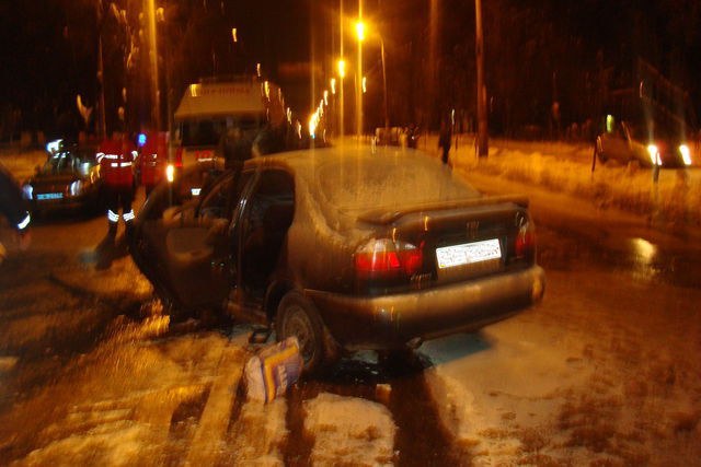 Водитель Daewoo Lanos погиб. Фото: предоставлены пресс-службой ГосЧС Киева