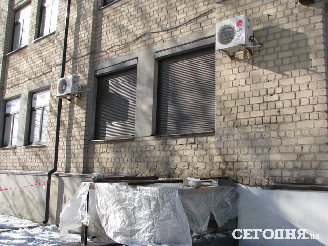 <p>В результаті нічної події пошкоджено вікна, двері і бетонні сходи майбутнього кафе. Фото: А. Шульга</p>