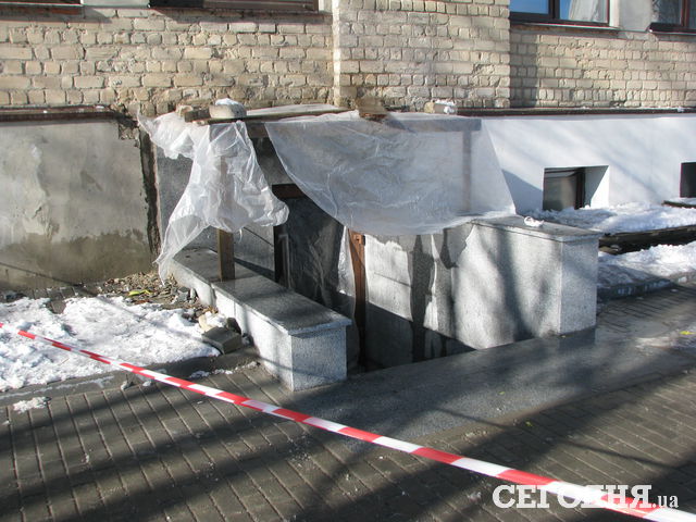 В результате ночного происшествия повреждены окна, дверь и бетонная лестница будущего кафе. Фото: А.Шульга
