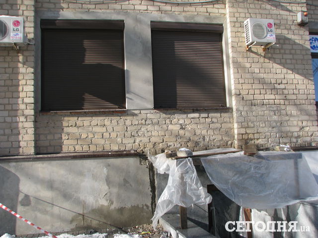 В результате ночного происшествия повреждены окна, дверь и бетонная лестница будущего кафе. Фото: А.Шульга