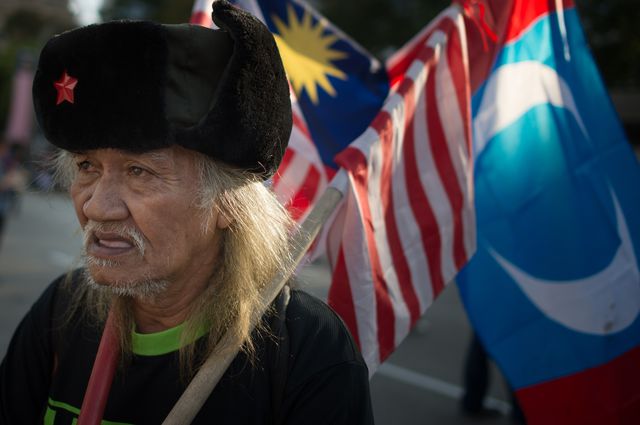 Жители Малайзии вышли на улицы с требованием отпустить лидера оппозиции Анвара Ибрагима. Напомним, суд в Малайзии оставил в силе приговор лидеру оппозиции Анвару Ибрагиму. Ранее он был признан виновным в мужеложестве и приговорен к 5 годам лишения свободы. Фото: AFP<br />
