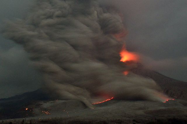 Найвищий на індонезійському острові Суматра вулкан Синабунг знову активізувався. За даними експертів з Центру вулканології і зменшення геологічної небезпеки, хмара вивергається попелу піднялася на висоту 3,500 метрів. Фото: AFP