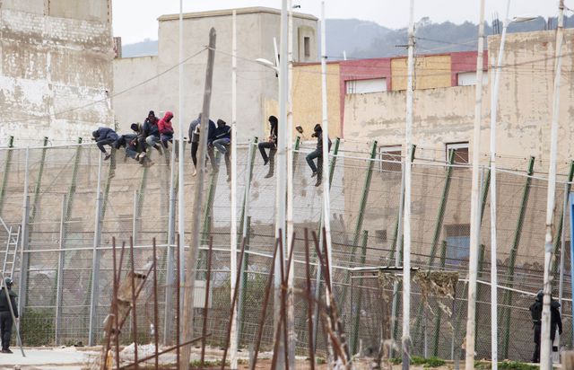 Іспанської Цивільної гвардії вдалося зупинити спробу 400 африканських мігрантів незаконно проникнути на територію країни. Фото: AFP