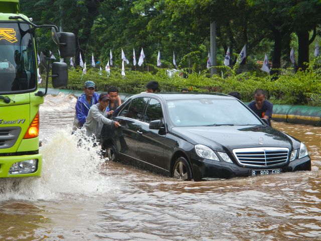 Проливные дожди привели к наводнению в столице Индонезии Джакарте, где проживает до 25 миллионов человек. Высота воды во многих районах мегаполиса достигла полуметра. Общественный транспорт в индонезийской столице работает с перебоями. Фото: AFP