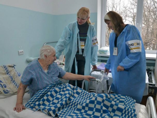 Штаб Ахметова привез средства технической реабилитации в больницы Мариуполя. Фото: пресс-центр.