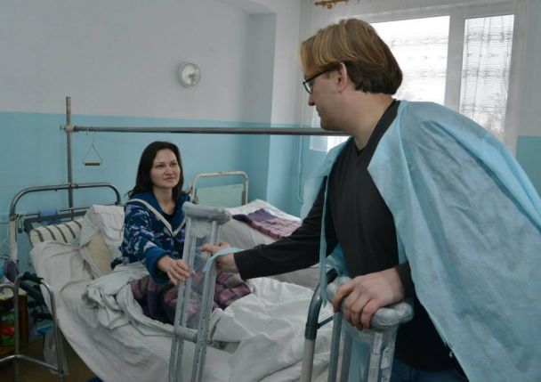 <p>Штаб Ахметова привіз кошти технічної реабілітації в лікарні Маріуполя. Фото: прес-центр.</p>