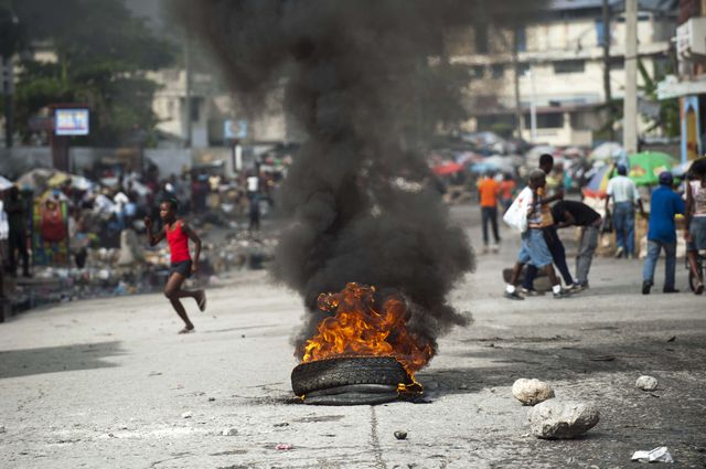 У Порт-о-Пренсі проходять антиурядові акції протесту. Активісти планують перекрити на два дні всі в'їзди до столиці Гаїті, оскільки країна продовжує занурюватися в політичну та економічну кризу. Організатори протесту попросили жителів Порт-о-Пренса не виходити на вулицю без особливої потреби протягом дводенного страйку через ціни на бензин. Фото: AFP