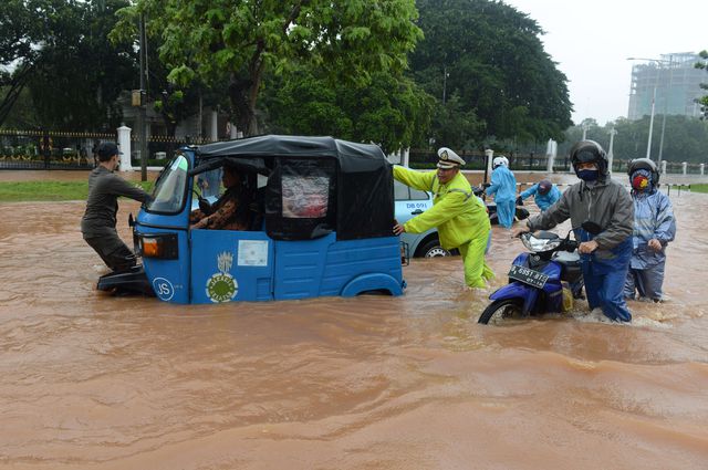 Проливные дожди привели к наводнению в столице Индонезии Джакарте, где проживает до 25 миллионов человек. Высота воды во многих районах мегаполиса достигла полуметра. Общественный транспорт в индонезийской столице работает с перебоями. Фото: AFP