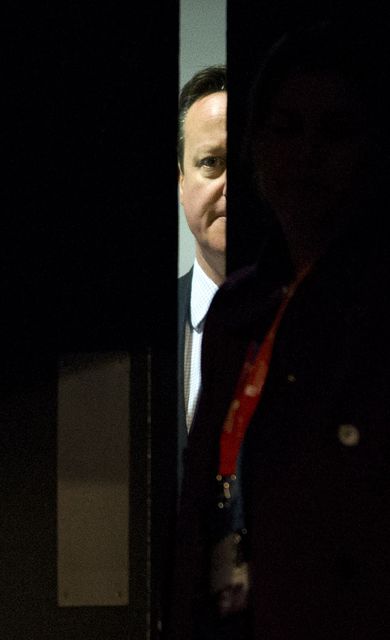 Прем'єр-міністр Великобританії Девід Кемерон перед входом в зал, де повинна бути прес-конференція. В ході свого виступу він закликав бізнес-лідерів збільшити зарплати рядовим співробітникам у зв'язку зі сприятливою економічною ситуацією. Фото: AFP