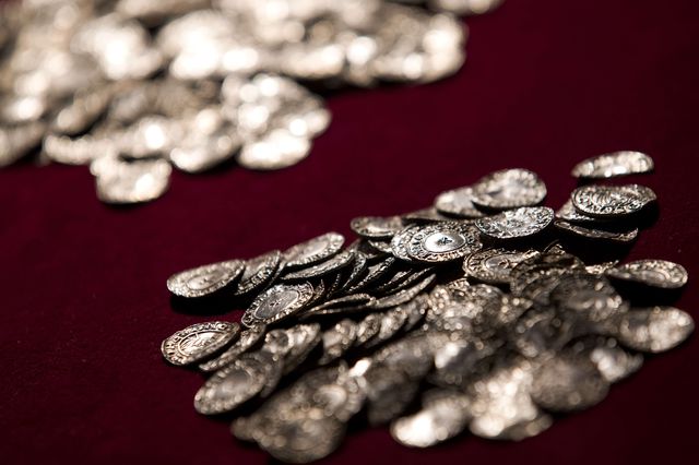 У Британському музеї показали монети, знайдені в 1996 році. Експерти кажуть, що це один з найбільших скарбів англосаксонських монет. Фото: AFP