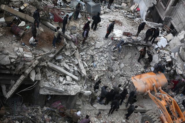 Сили, лояльні президентові Сирії Башару Асаду, завдали серію авіаударів, а потім обстріляли місто Дума. Фото: AFP