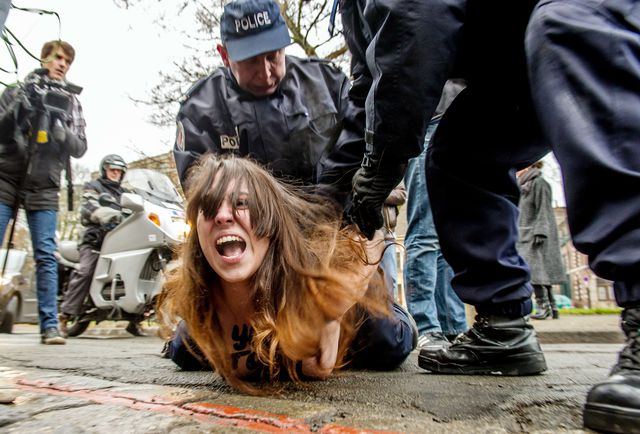 Полиция задержала активистку FEMEN, устроившую полуголую акцию в Ватикане. Фото: AFP