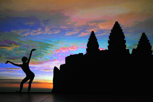 Камбоджийский танцор выполняет представление во время праздника Весны Камбоджи и Китая. Фото: AFP