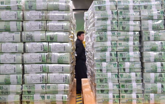 Центробанк Південної Кореї пустив в обіг нові банкноти для стимулювання припливу грошей напередодні святкування Місячного Нового року на наступному тижні. Фото: AFP
