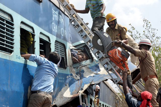 На півдні Індії кілька вагонів пасажирського потягу зійшли з рейок. В результаті аварії є загиблі і постраждалі. Фото: AFP