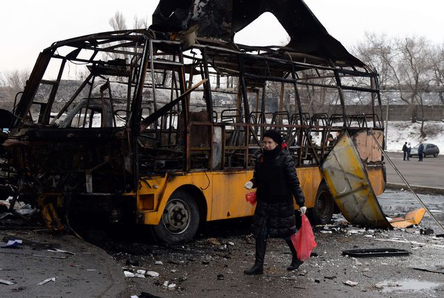 При обстрілі автостанції в Донецьку постраждали щонайменше дев'ять осіб. У постраждалих осколкові поранення, переломи, опіки. Серед постраждалих є жінки. Фото: AFP
