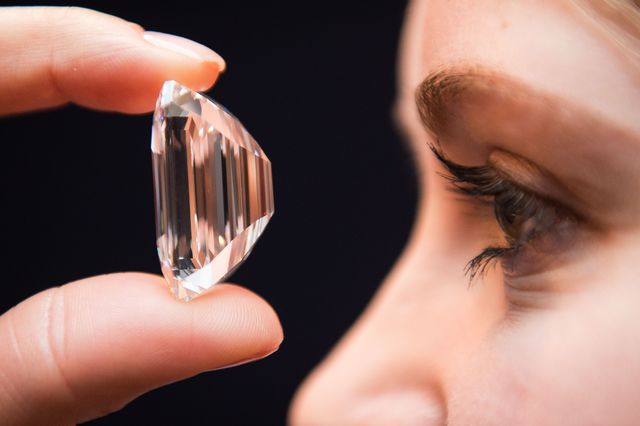 Найбільший штучно створений діамант виставлений на загальний огляд в Нью-Йорку. Фото: AFP