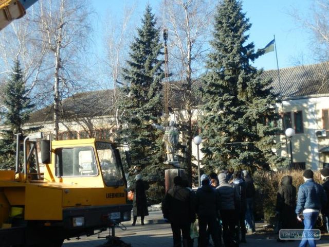 Жители Кодымского района Одесской области демонтировали памятник Ленину. Фото: trassae95.com