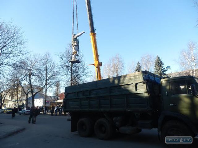 Жители Кодымского района Одесской области демонтировали памятник Ленину. Фото: trassae95.com