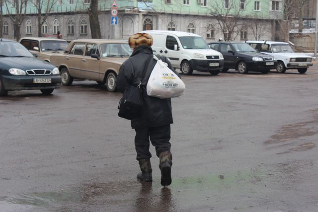 <p>Видача допомоги в Кіровському і Ворошиловському районах Донецька</p>