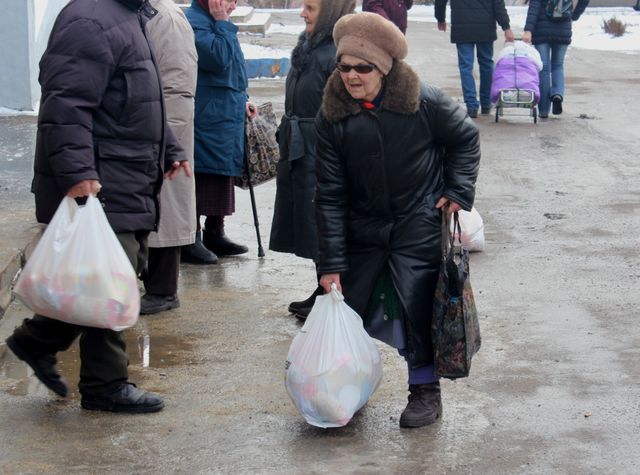 Выдача помощи в Кировском и Ворошиловском районах Донецка