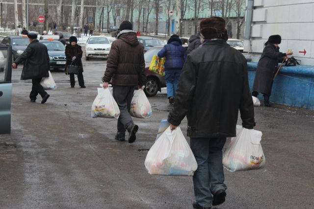 Выдача помощи в Кировском и Ворошиловском районах Донецка