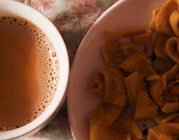 Індія<br />
Індія має свою власну багату і різноманітну історію чаю. Традиційний чай сорту масала протягом декількох тисячоліть поставлявся через Південну Азію, перш ніж чайна індустрія розвинулася на території Британських колоній