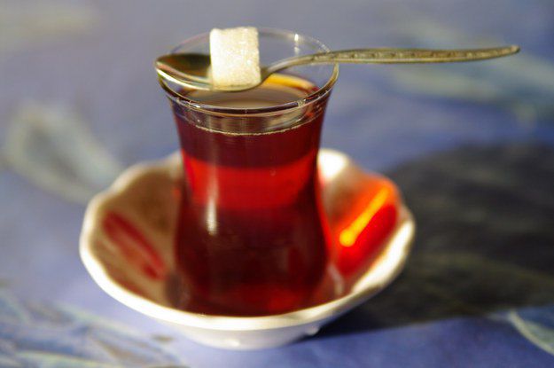 Туреччина<br />
Можливо, турецька кава і славиться на весь світ, але насправді гарячий чай там набагато популярніший. Його п'ють з кожним прийомом їжі і в перервах між їжею. Чорний чай в Туреччині подають без молока, але з цукром.