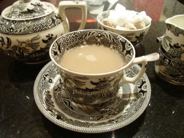 Великобритания<br /><br />
В Великобритании черный чай подают с молоком и сахаром и пьют по нескольку раз в день. Кто не слышал о традиционном 