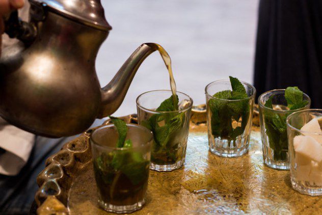 Марокко<br />
Чай зі свіжим листям м'яти неймовірно популярний в Марокко і на більшій частині Північної Африки. Там існує безліч рецептів приготування м'ятного чаю.