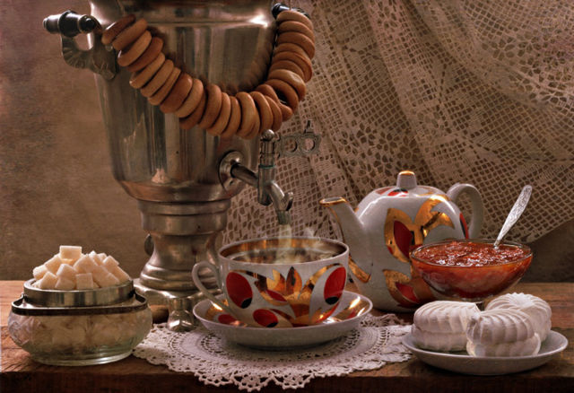 Росія<br />
У Росії для приготування чаю іноді заварюють кілька різних сортів, які потім змішують в чашці. Традиційно для приготування чаю використовували самовар.