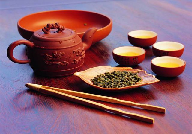 Китай<br />
У китайців існує безліч сортів і способів заварювати чай. Різні сорти чаю вимагають особливого підходу до приготування, і тільки дотримуючись правил, можна отримати насичений смак і аромат.