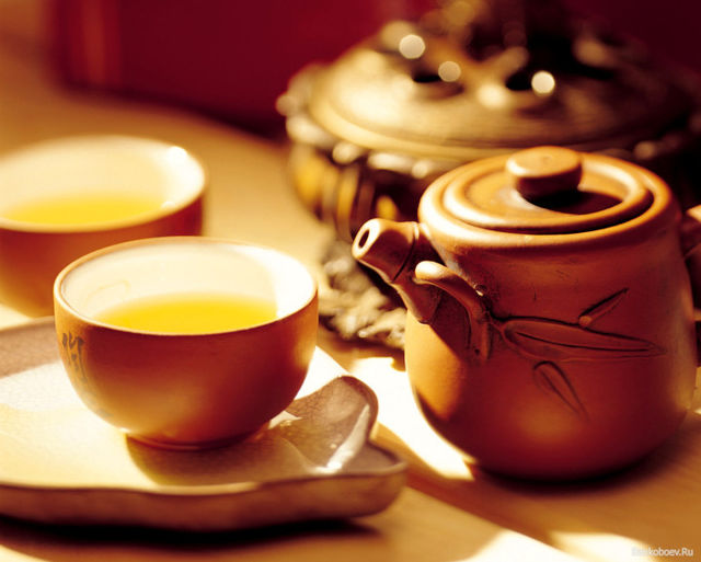 Єгипет<br />
Єгипет є великим імпортером чаю, і його жителі звикли пити несолодкий чорний чай протягом дня. Чай з гібіскусу (китайська троянда) часто подається на єгипетських весіллях.