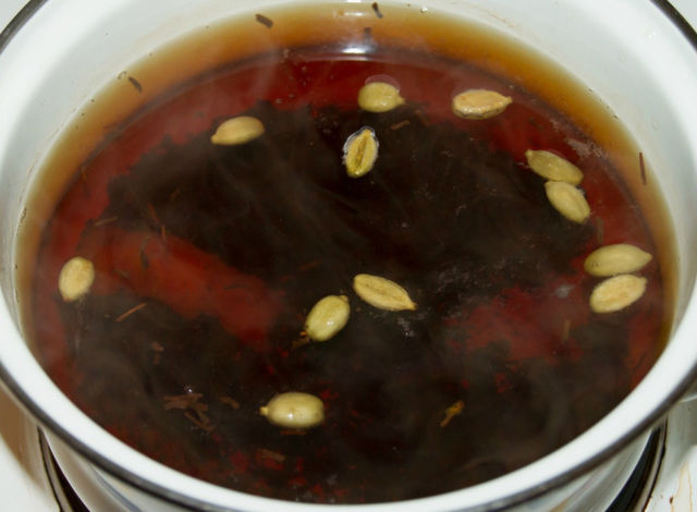 Кувейт<br /><br />
Традиционный послеобеденный чай в Кувейте заваривается из листьев черного чая с кардамоном и шафраном. 