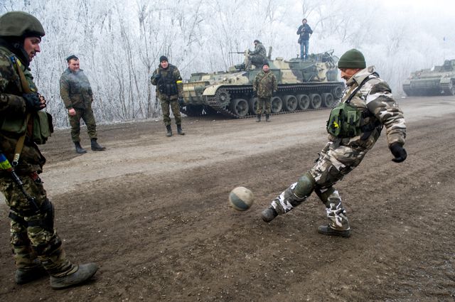 Перші 12 годин режиму припинення вогню виконувався в усіх регіонах Донбасу крім Дебальцеве. Нагадаємо, в Мінську була досягнута домовленість, що з 15 лютого в Донбасі припиняють вести вогонь обидві сторони. Фото: AFP
