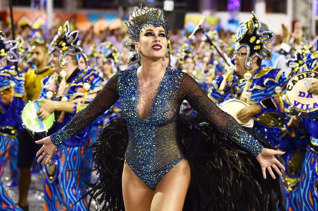 Шикарные костюмы, экзотические танцы, красивые тела, ритмы барабанов и бесконечное веселье – все это Бразильский карнавал в Рио-де-Жанейро. Фото: AFP