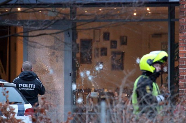 Цю ніч жителі данської столиці провели в страху. Спецназ влаштував облаву на терориста, який атакував місцеву синагогу і кафе. На вулиці Копенгагена перекинули посилені підрозділи поліції, і лише під ранок їм вдалося ліквідувати загрозу. Фото: AFP