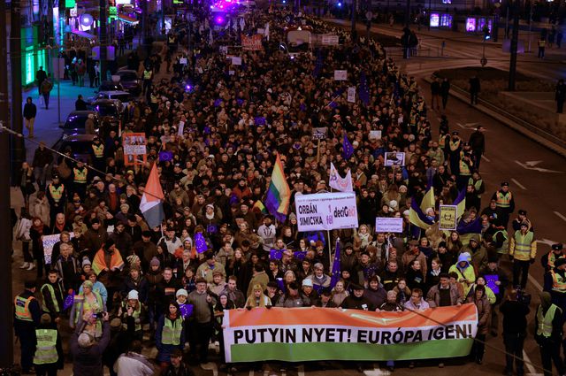 <p>Сотні угорців вийшли на мітинг проти візиту Путіна, фото AFP</p>