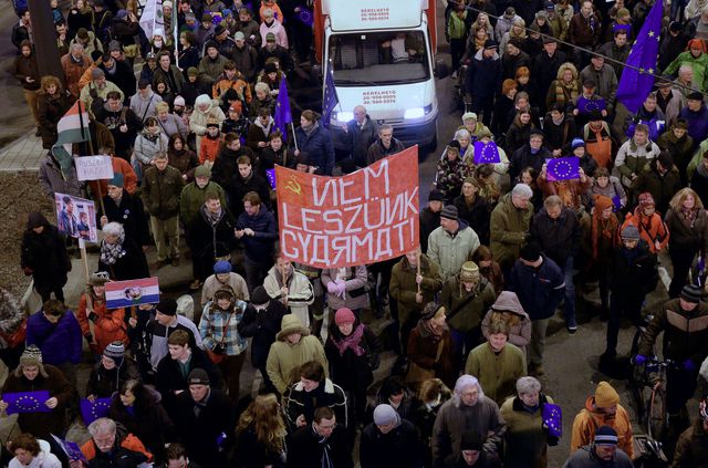 <p>Сотні угорців вийшли на мітинг проти візиту Путіна, фото AFP</p>