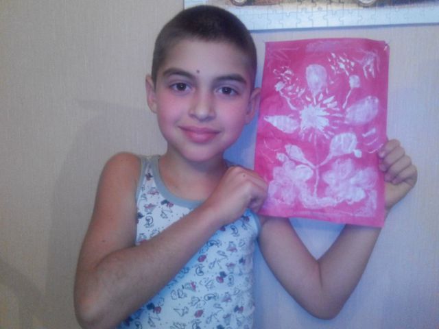 Вітя, 9 років (Донецьк), зараз живе в Києві.<br />
Малюнок називається "Квіти радості". Так дитина бачить радість, чистоту і надію на мир без війни. Розмір взуття – 36. Тип взуття – "щось на весну".