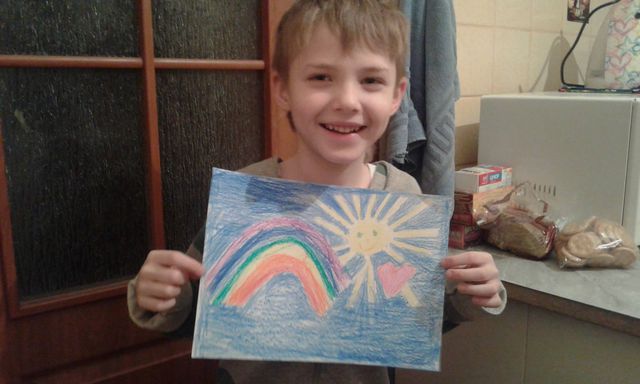Илья, 6 лет (Луганск)<br />
"Ребенок нарисовал вот такое счастье, которым мы с радостью делимся. Любит оранжевый цвет, рисовать, конструктор, решать примеры. Размер обуви – 33. Тип обуви – спортивная, весенняя.