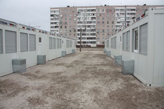 Павлоград. Городок скорее напоминает складские помещения, но людей больше смущает оплата. Фото: А. Никитин