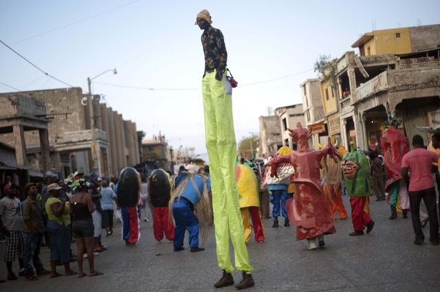 В Порт-о-Пренсе, столице Гаити, прошло Национальное карнавальное шествие. Посмотреть на зрелищное шоу приходят тысячи местных жителей и туристов. Фото: AFP