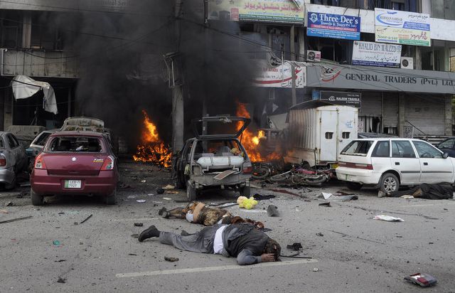 Крупный теракт произошел в Пакистане. Взрыв прогремел в городе Лахор. Погибли восемь человек. Террористы устроили этот взрыв возле полицейского участка. Отметим, что теракты в Пакистане экстремисты устраивают постоянно: последняя резонансная атака произошла в мечети – взрыв унес жизни 25 верующих. Фото: AFP 
