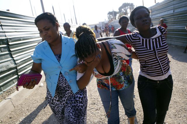 В Гаити объявлен трехдневный траур после трагедии во время карнавала. По словам очевидцев, кабель электропередач упал на карнавальную платформу, на которой в то время находились люди. Некоторые из них успели спрыгнуть на землю, что привело к возникновению паники среди зрителей. По меньшей мере 18 человек погибли и 60 получили ранения разной степени тяжести от удара электрическим током. В целях безопасности место трагедии было огорожено. Фото: AFP