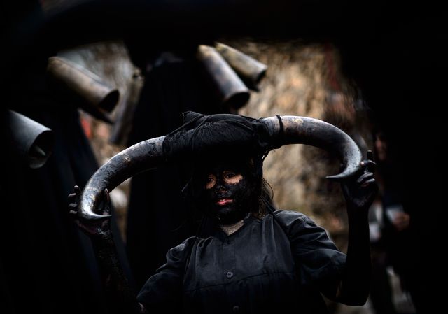 В Лусоне – небольшом испанском городке, насчитывающем около ста жителей – прошел фестиваль дьяволов и масок, традиционно отмечаемый раз в год по всей стране. Фото: AFP