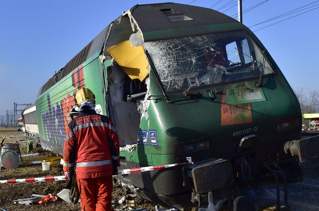 В Швейцарии, недалеко от Цюриха, столкнулись два пассажирских поезда. В результате аварии пострадали около 50 человек. Для того чтобы помочь раненым, швейцарские власти мобилизовали медицинские бригады из всего региона. Фото: AFP