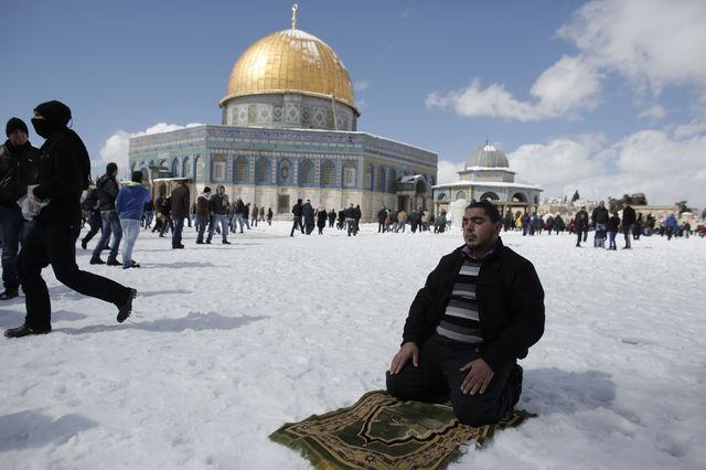 Снегопады накрыли Израиль, Иорданию и Ливан, в связи с чем местные власти попросили жителей не покидать дома из-за состояния дорог. Фото: AFP