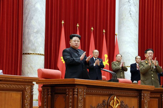 Лидер Северной Кореи Ким Чен Ын изменил прическу и форму бровей. В новом образе Ким Чен Ын предстал на партийном заседании. Фото: AFP
